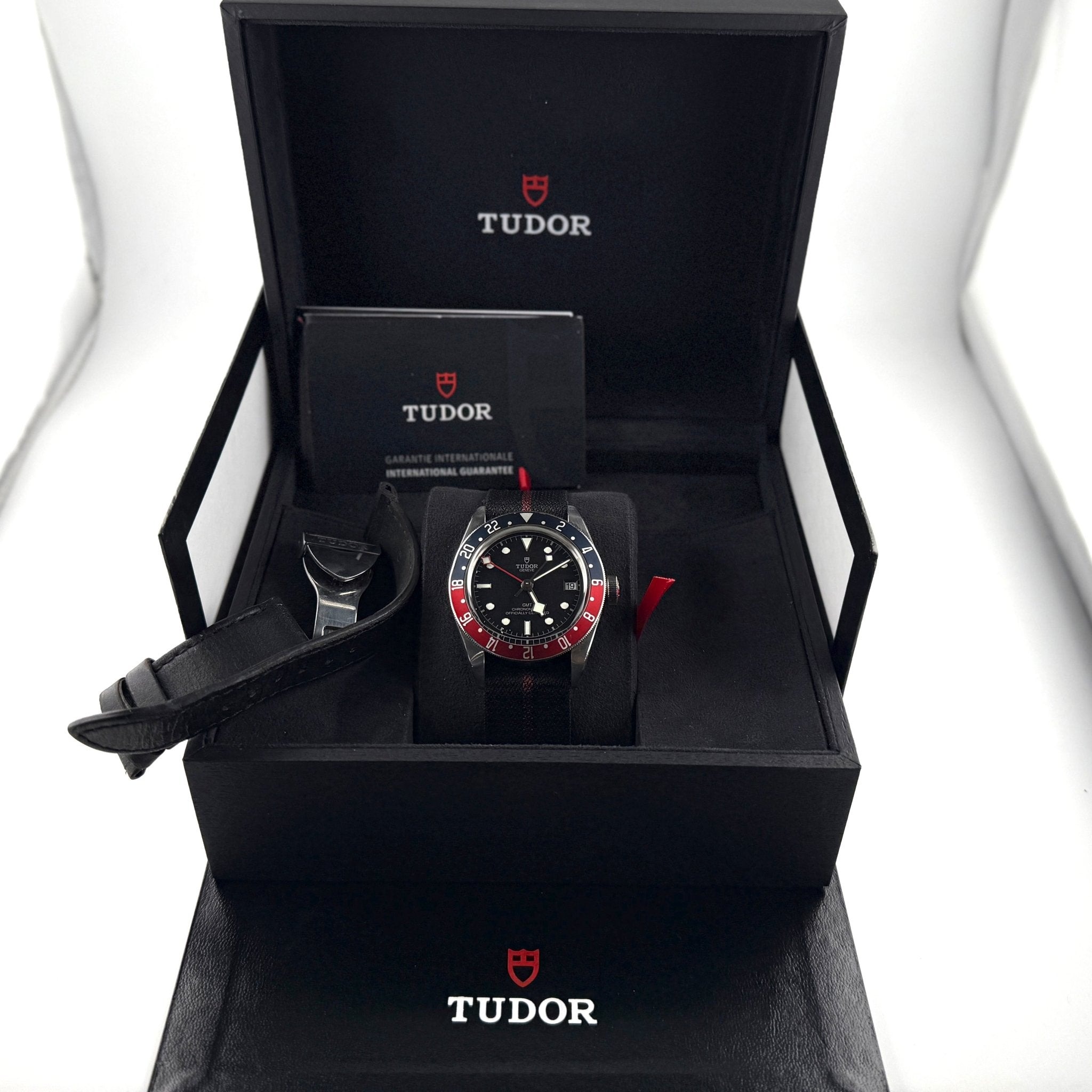 Tudor Black Bay GMT 79830RB, dettaglio fotografico 2