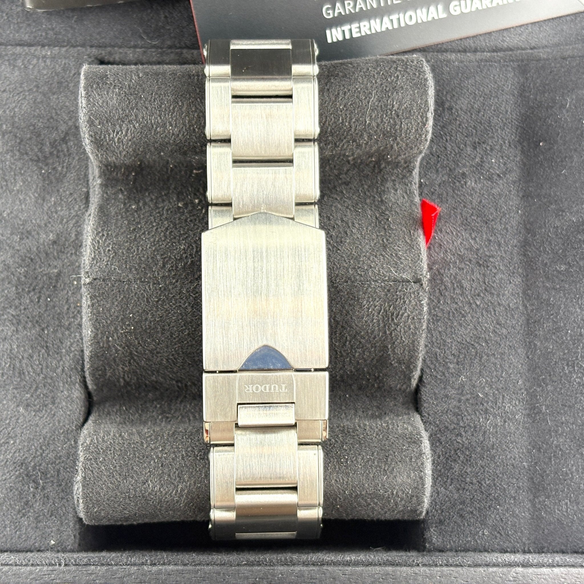 Tudor Black Bay Chrono 79360N, dettaglio della chiusura