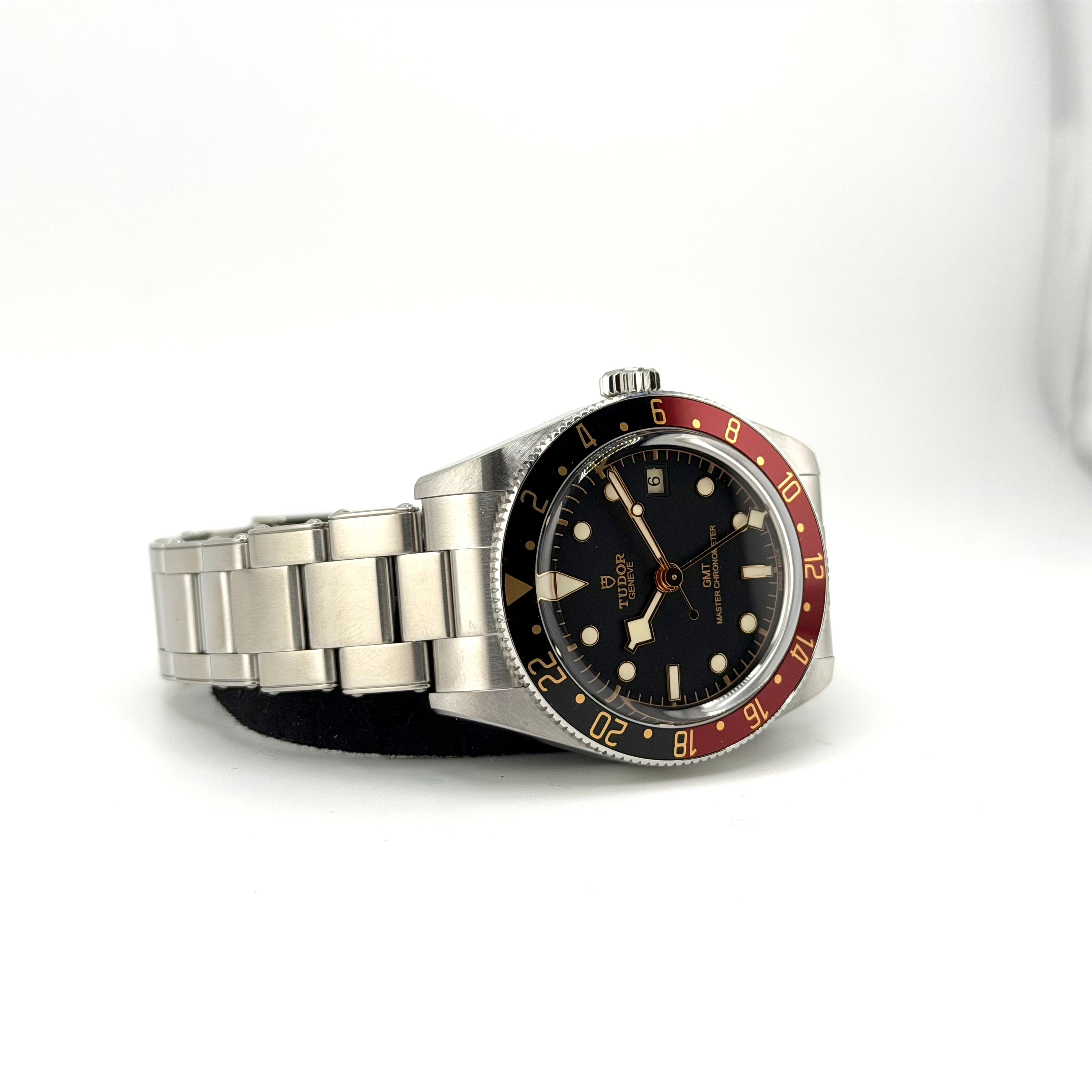 Tudor Black Bay 58 GMT M7939G1A0NRU-0001, profilo della cassa