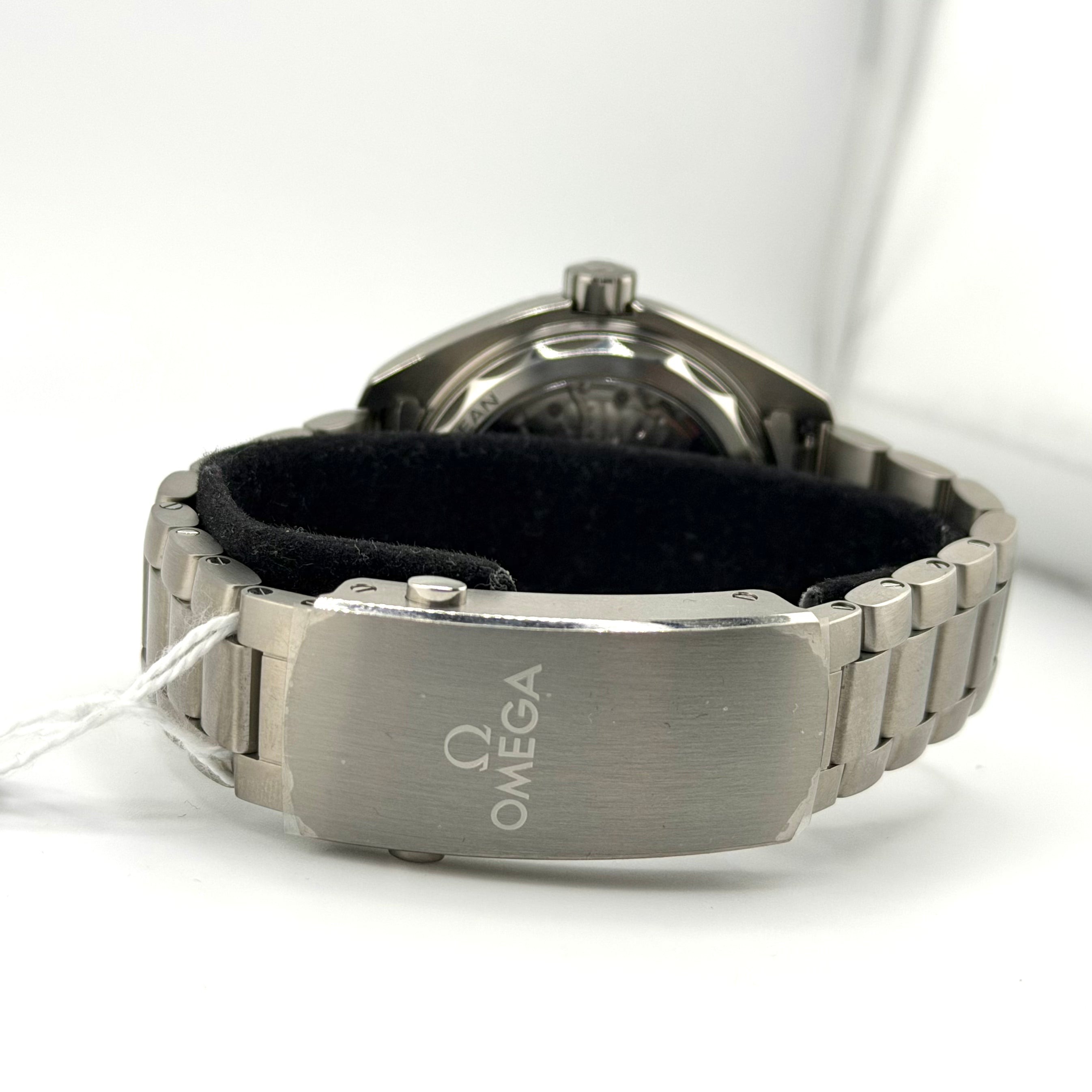 OMEGA Seamaster Planet Ocean 600M 215.90.44.21.99.001, chiusura del bracciale