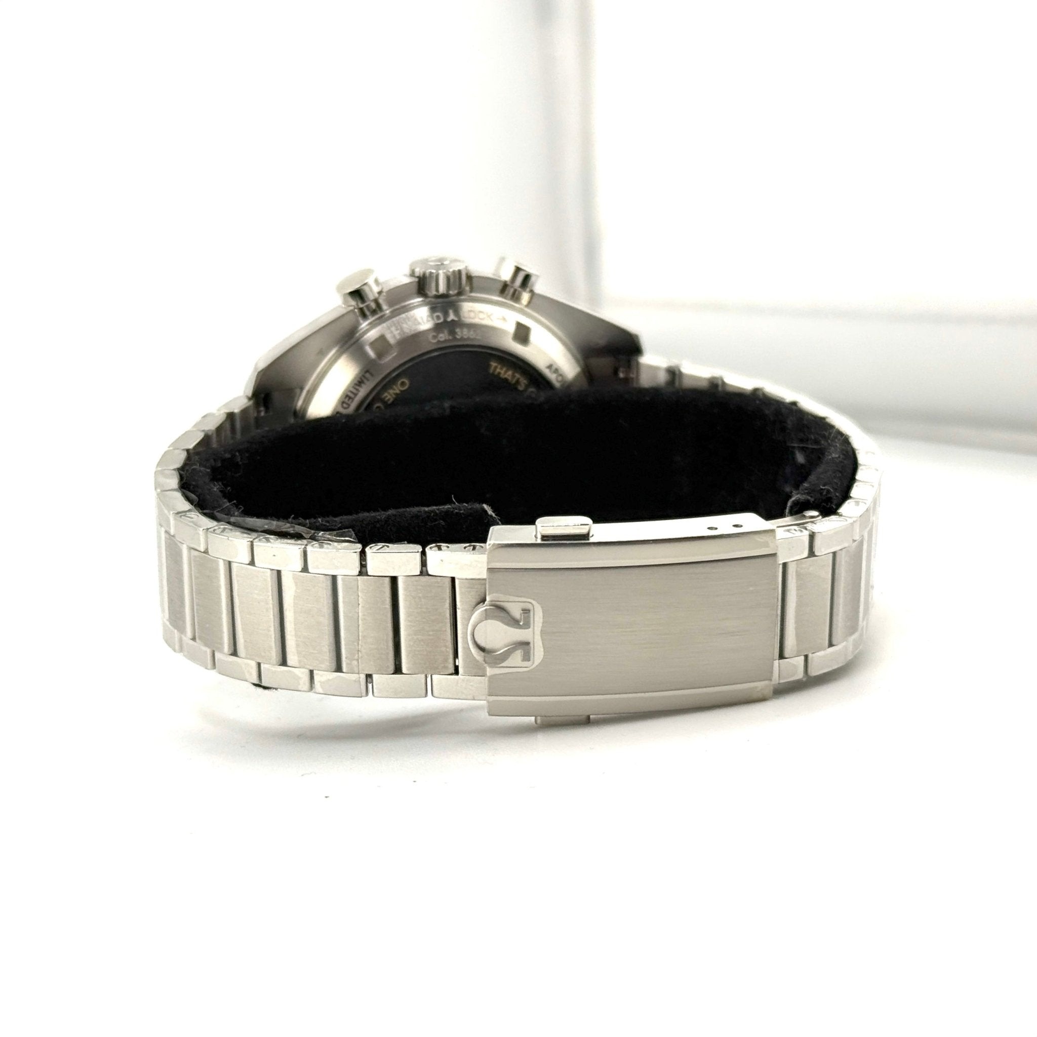OMEGA Speedmaster Apollo 11 50th Anniversary 310.20.42.50.01.001, dettaglio della chiusura