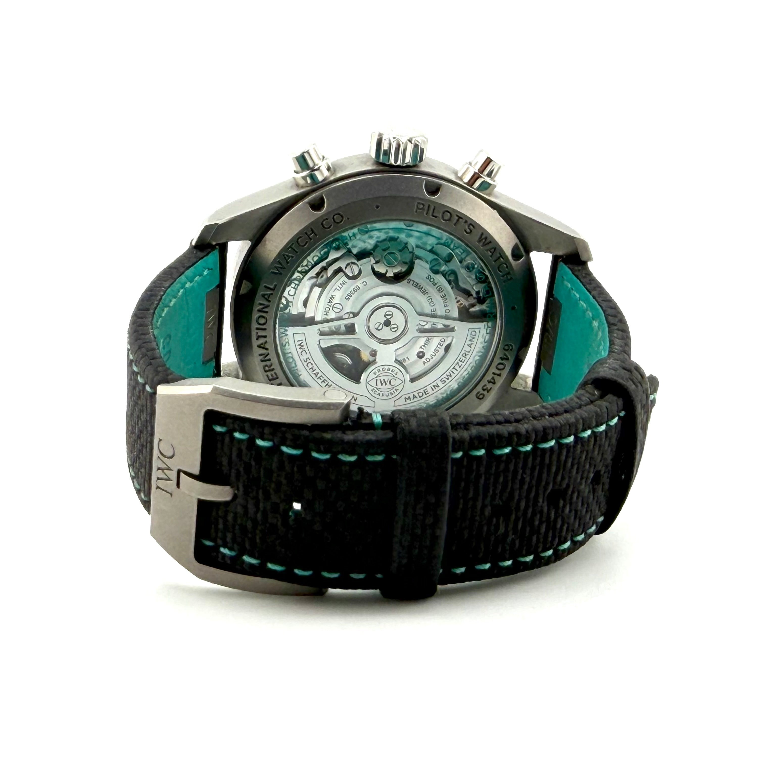 IWC Pilot’s Watch Chronograph 41 Mercedes-AMG PETRONAS IW388108, fondello e dettaglio del cinturino