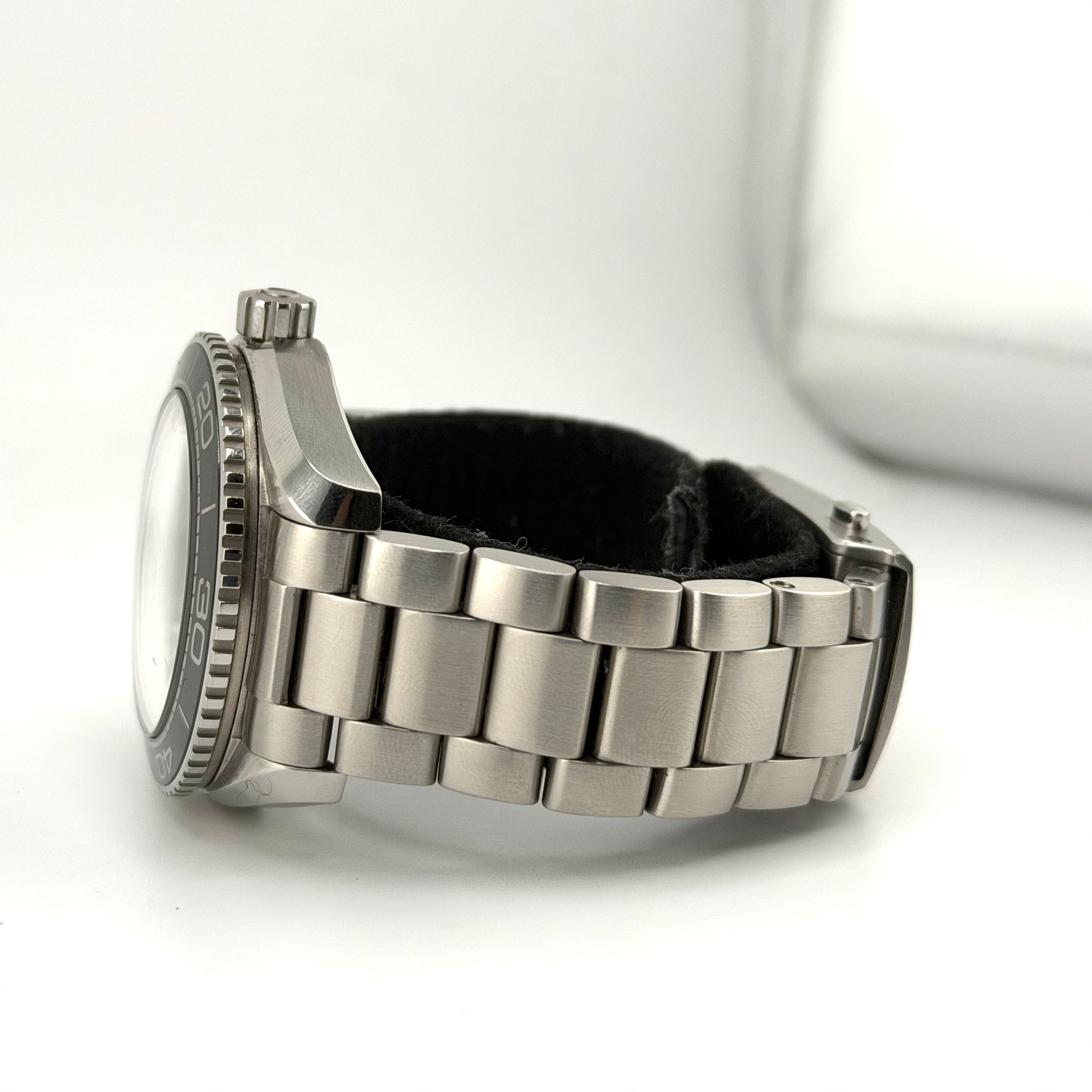 OMEGA Seamaster Planet Ocean 600M 215.30.40.20.01.001, dettaglio del bracciale