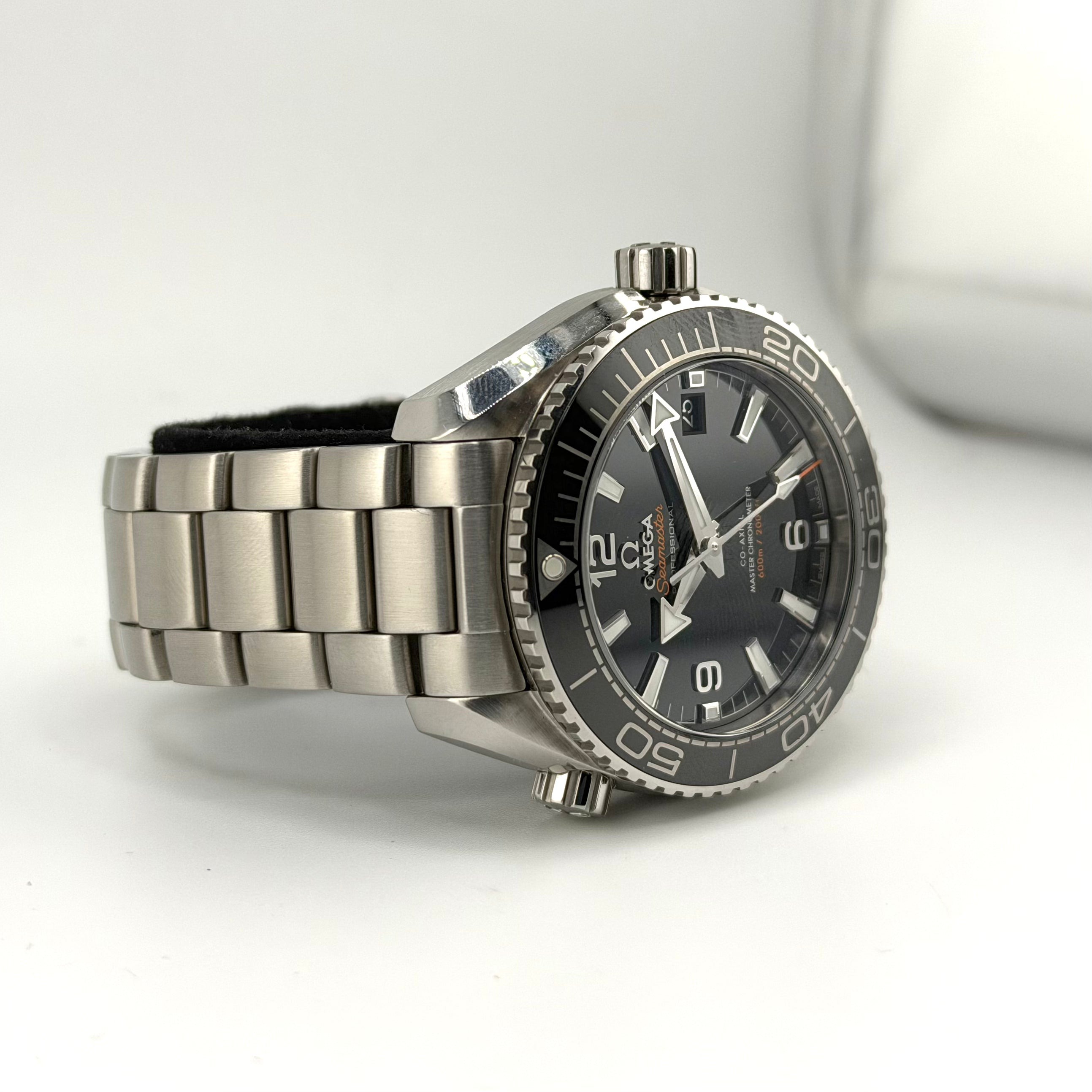 OMEGA Seamaster Planet Ocean 600M 215.30.40.20.01.001, profilo della cassa