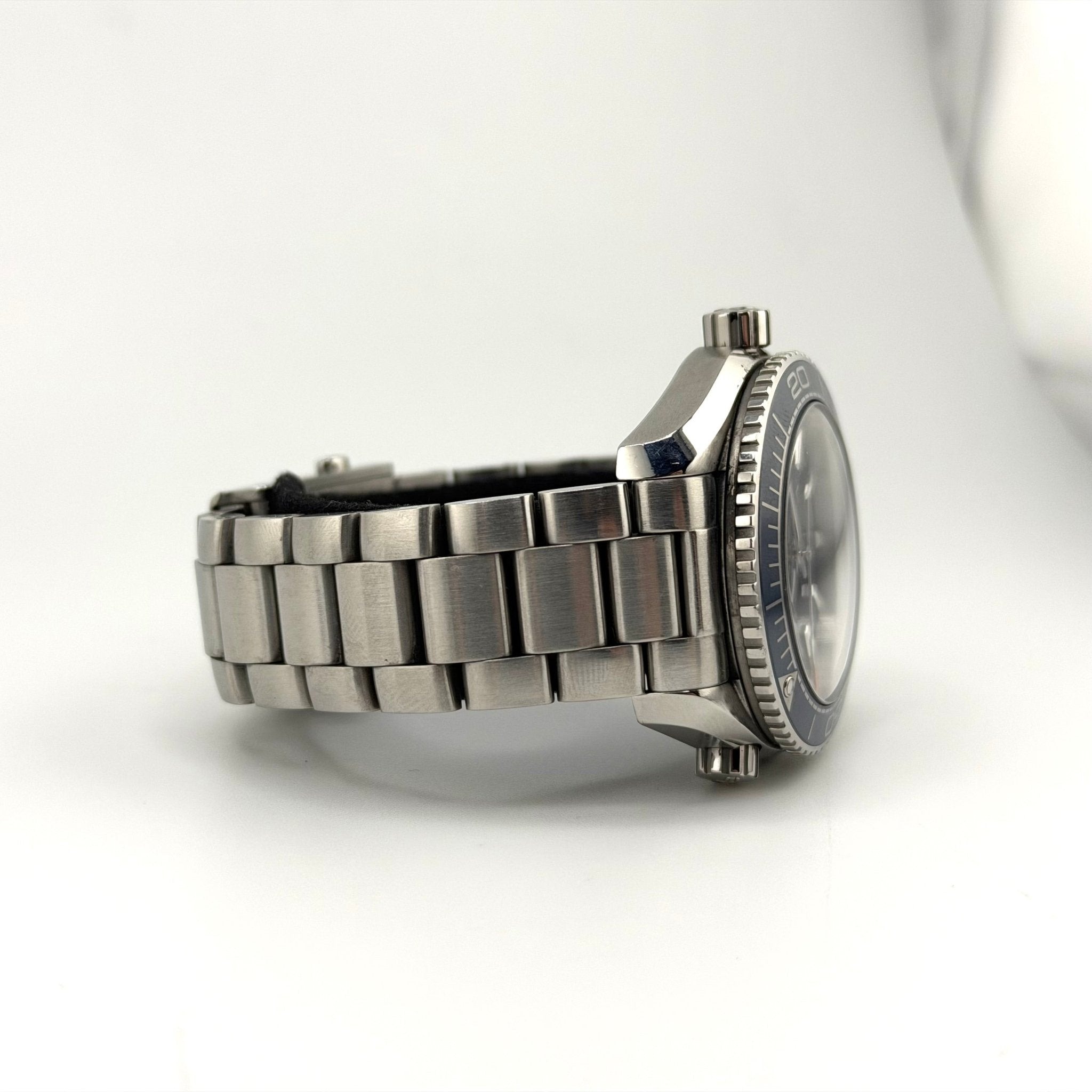 OMEGA Seamaster Planet Ocean 600M 215.30.40.20.03.001, dettaglio del bracciale