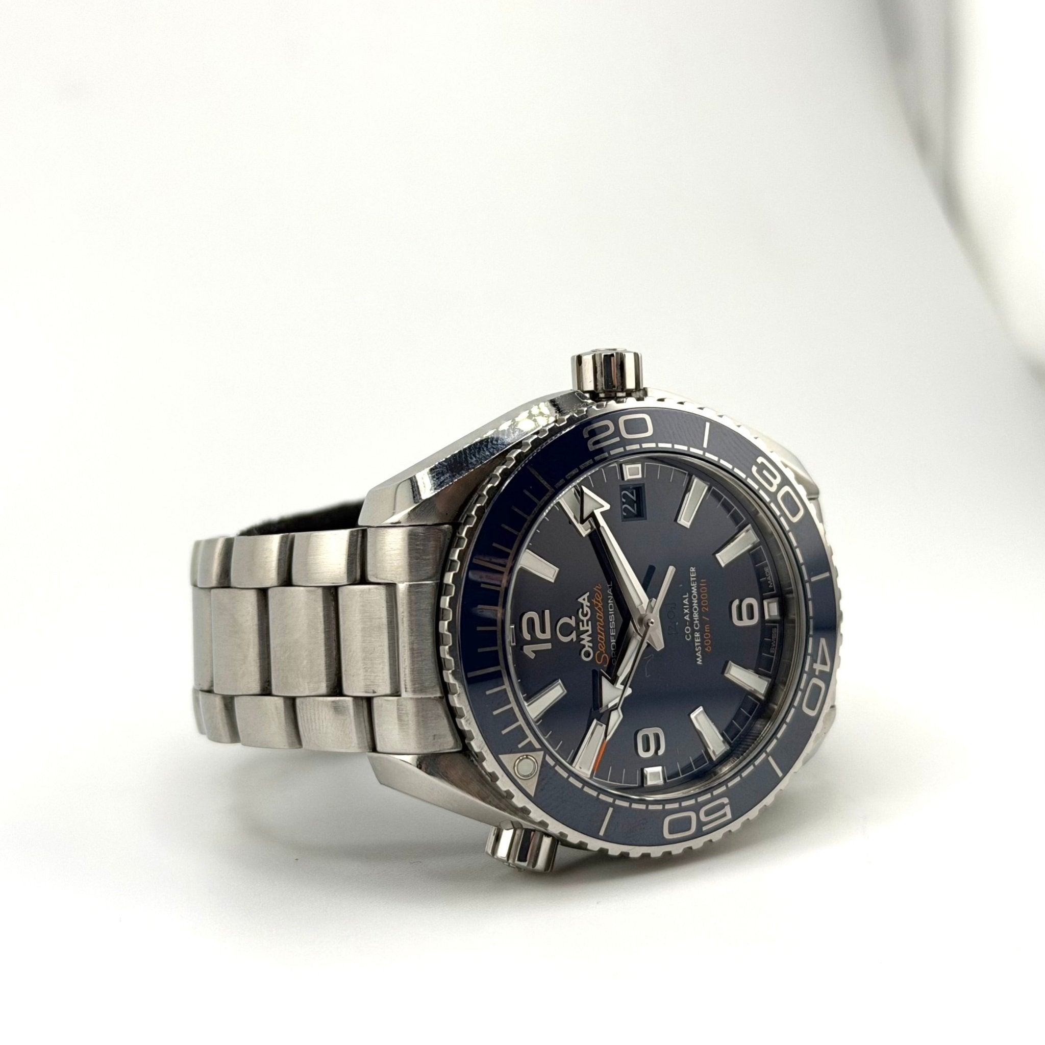 OMEGA Seamaster Planet Ocean 600M 215.30.40.20.03.001, profilo della cassa