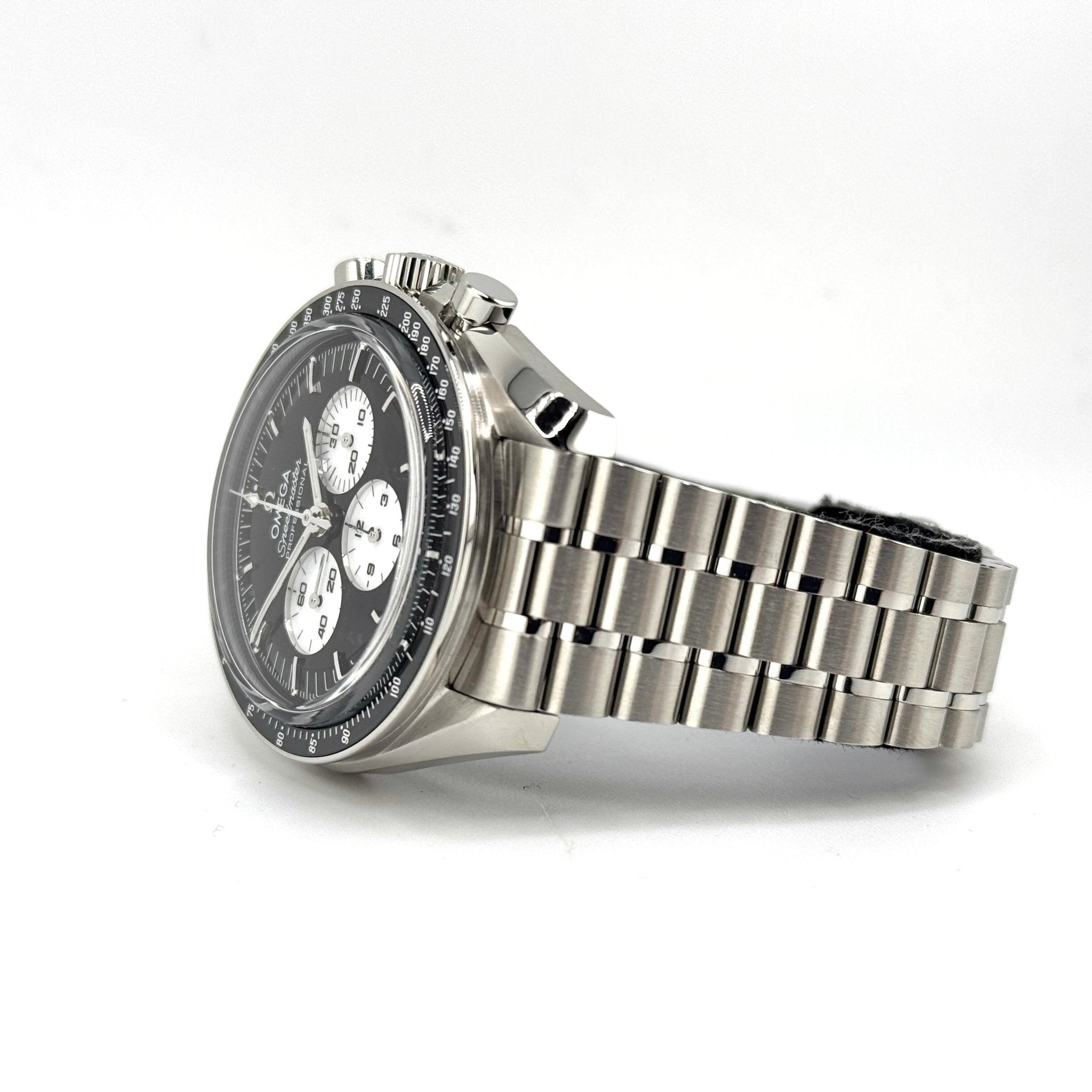 OMEGA Speedmaster Moonwatch Professional 310.30.42.50.01.004, profilo della cassa
