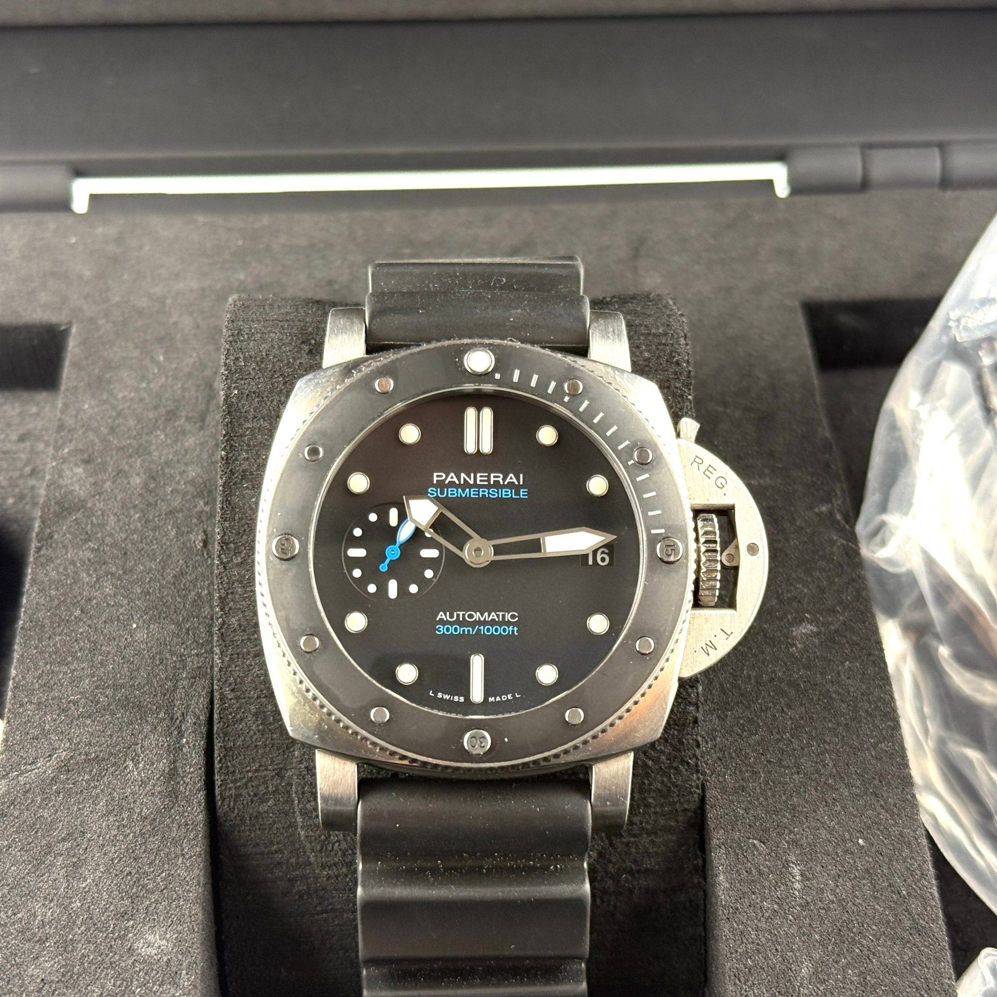 Panerai Submersible PAM00683, profilo con dispositivo proteggi-corona