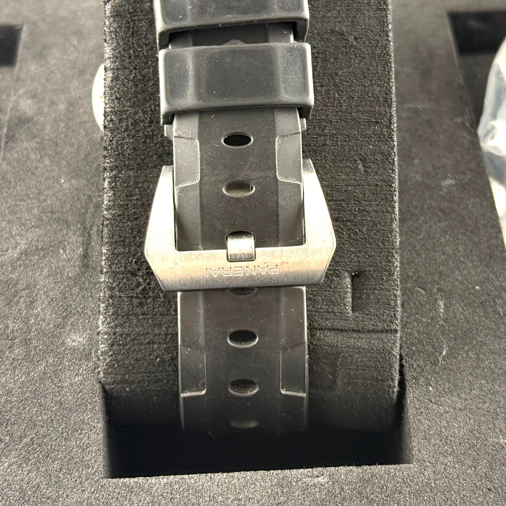 Panerai Submersible PAM00683, dettaglio del cinturino e della fibbia